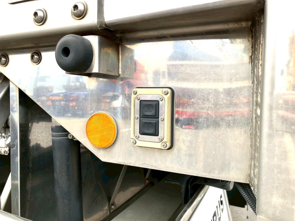 ウィングスイッチがボディ後方にあります。|日野 プロフィア 2DG-FW1AHGの写真23