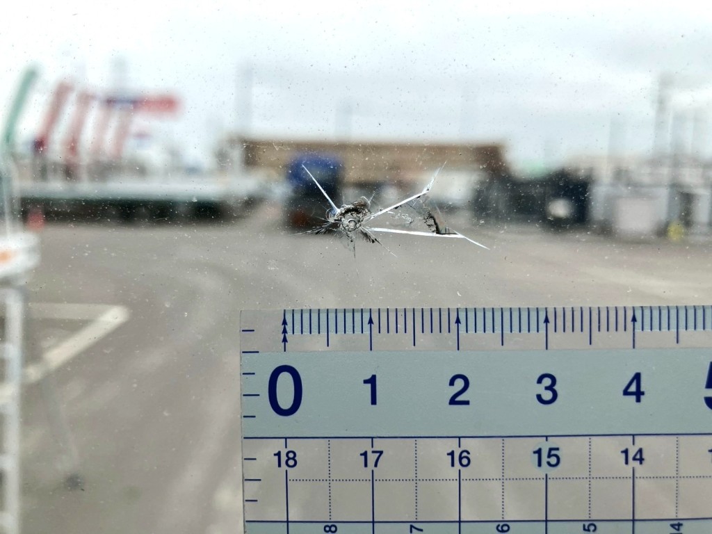 フロントガラスに飛び石があります。|日野 プロフィア 2DG-FW1AHGの写真38