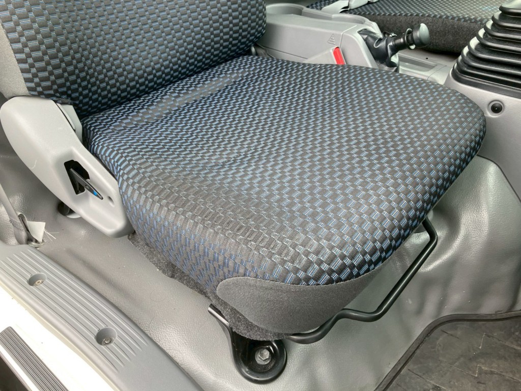 運転席シートにヘタリがあります。|トヨタ カゼット 2KG-XZU775(4WD)の写真8