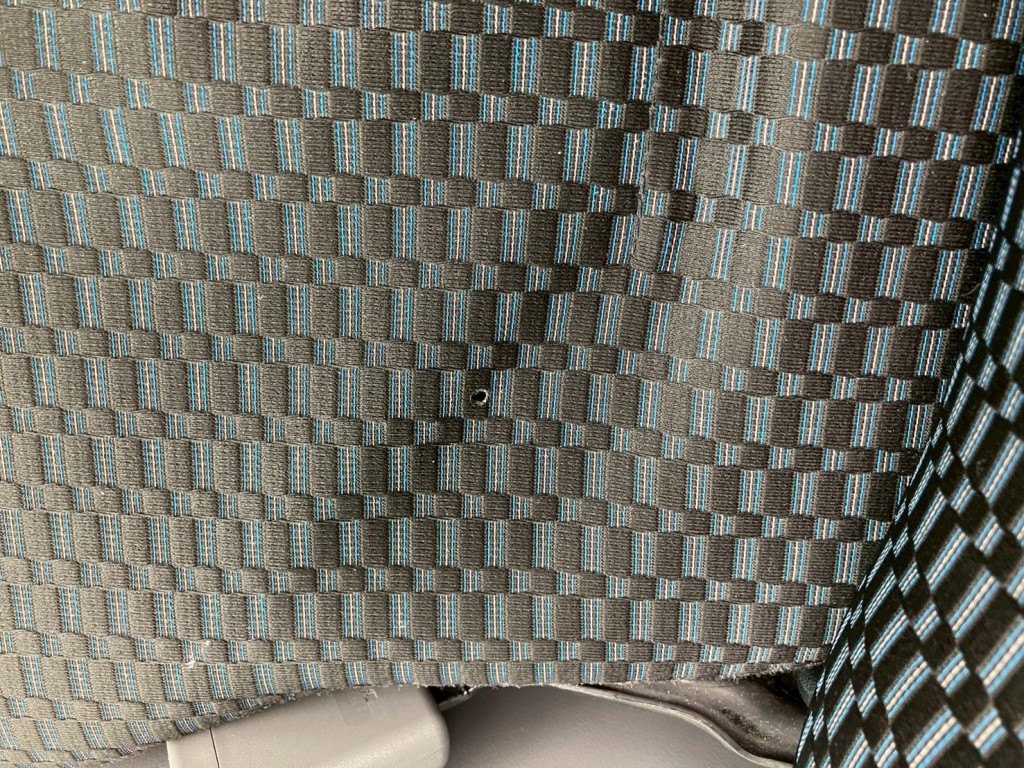 運転席シートに穴があります。|トヨタ カゼット 2KG-XZU775(4WD)の写真9