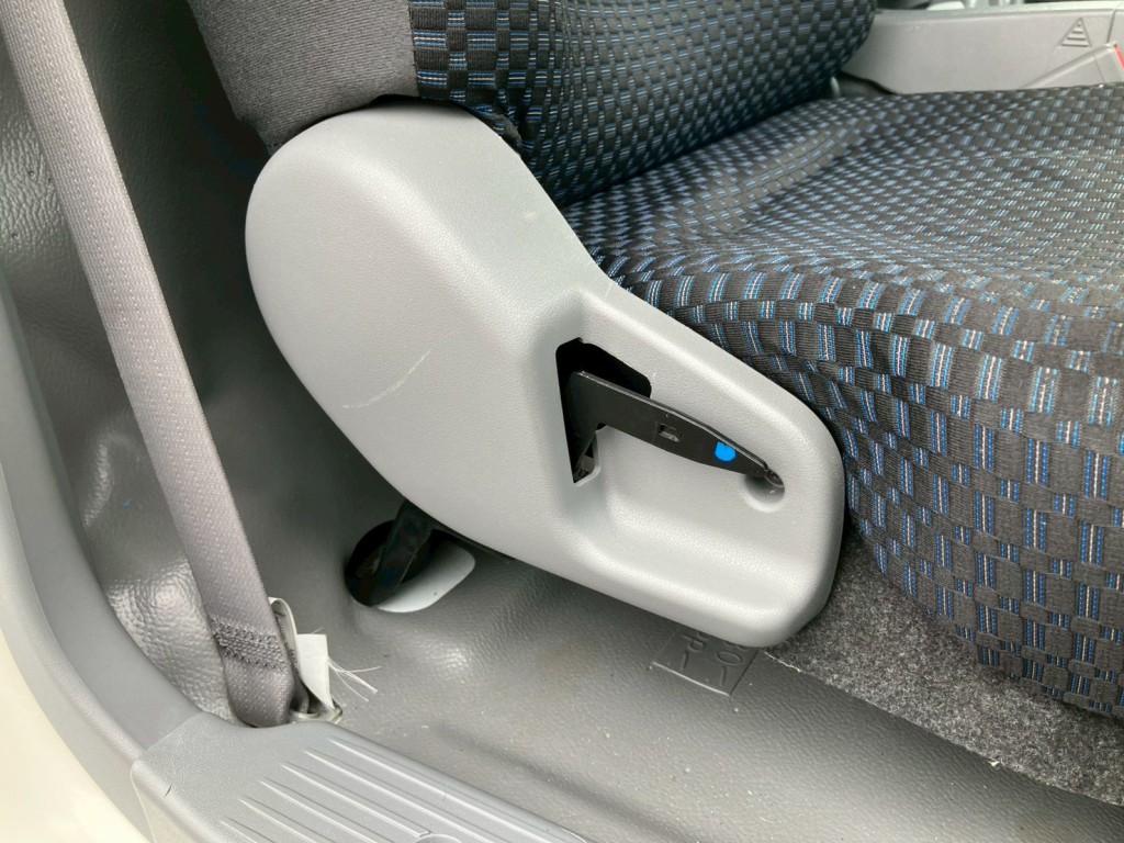 運転席側リクライニングレバーノブ欠品しています。|トヨタ カゼット 2KG-XZU775(4WD)の写真10