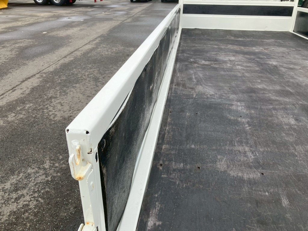 助手席側アオリ内板に波打ちがあります。|トヨタ カゼット 2KG-XZU775(4WD)の写真12