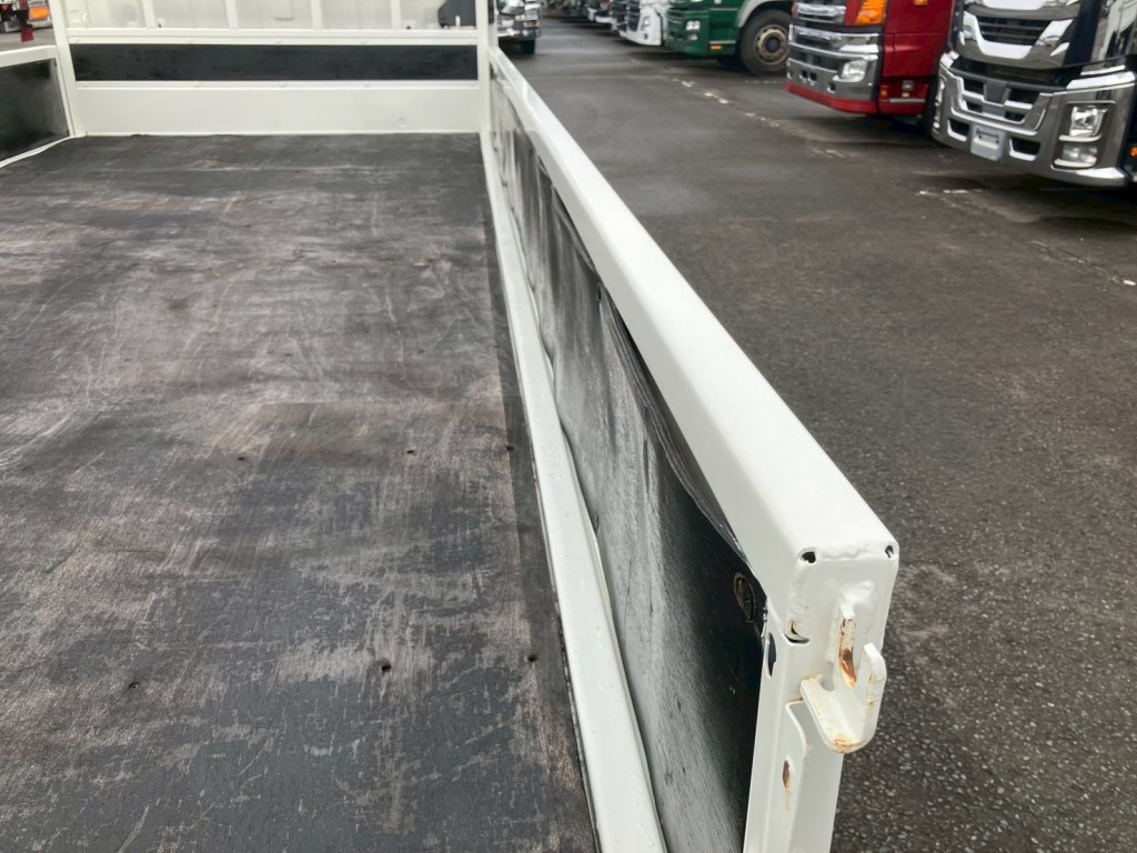 運転席側アオリ内板に波打ちがあります。|トヨタ カゼット 2KG-XZU775(4WD)の写真13