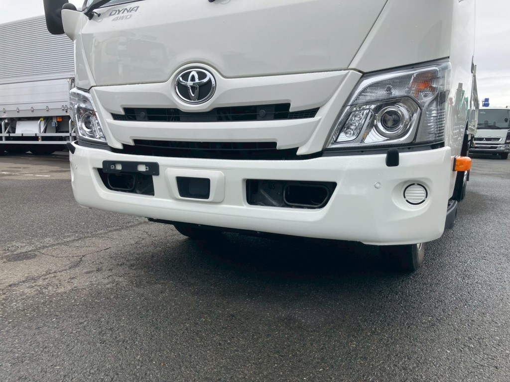 フロントバンパーに塗装跡があります。|トヨタ カゼット 2KG-XZU775(4WD)の写真17