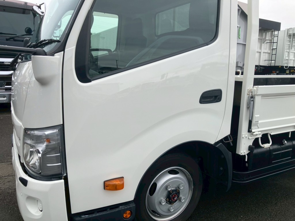 助手席側ドアに板金塗装跡があります。|トヨタ カゼット 2KG-XZU775(4WD)の写真18