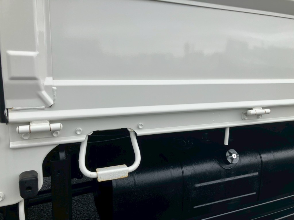 助手席側ボディー丁番部にサビがあります。|トヨタ カゼット 2KG-XZU775(4WD)の写真19