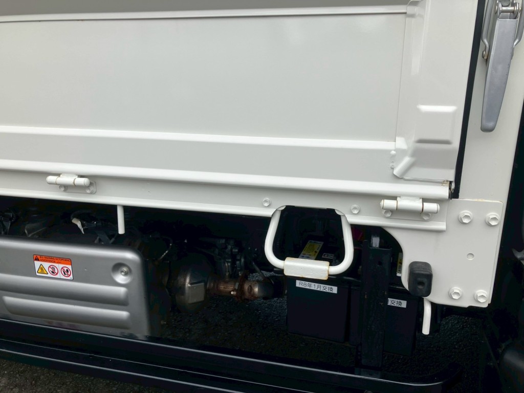 運転席側ボディー丁番部にサビがあります。|トヨタ カゼット 2KG-XZU775(4WD)の写真23