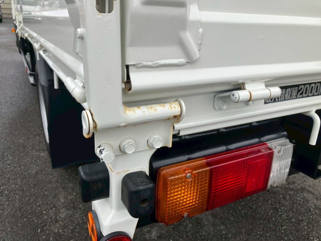 ボディー後方丁番部にサビがあります。|トヨタ カゼット 2KG-XZU775(4WD)の写真26