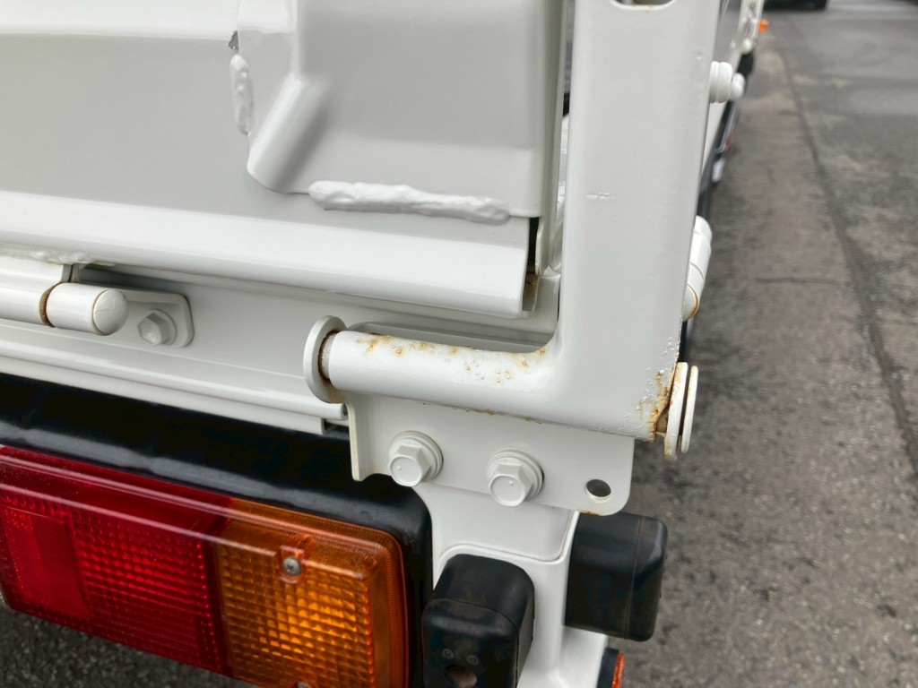 ボディー後方丁番部にサビがあります。|トヨタ カゼット 2KG-XZU775(4WD)の写真27