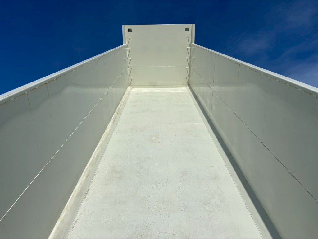 床は鉄板です。|日野 プロフィア 2DG-FS1AHEの写真9