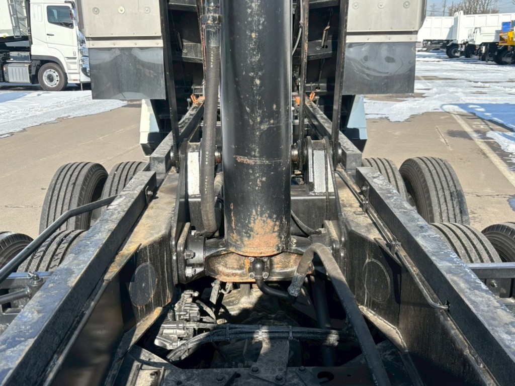 ホイストシリンダー取付部、置き錆があります。|日野 プロフィア 2DG-FS1AHEの写真15