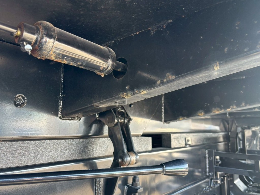 横ネタに置き錆があります|日野 プロフィア 2DG-FS1AHEの写真19