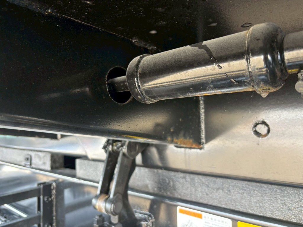 横ネタに置き錆があります|日野 プロフィア 2DG-FS1AHEの写真20