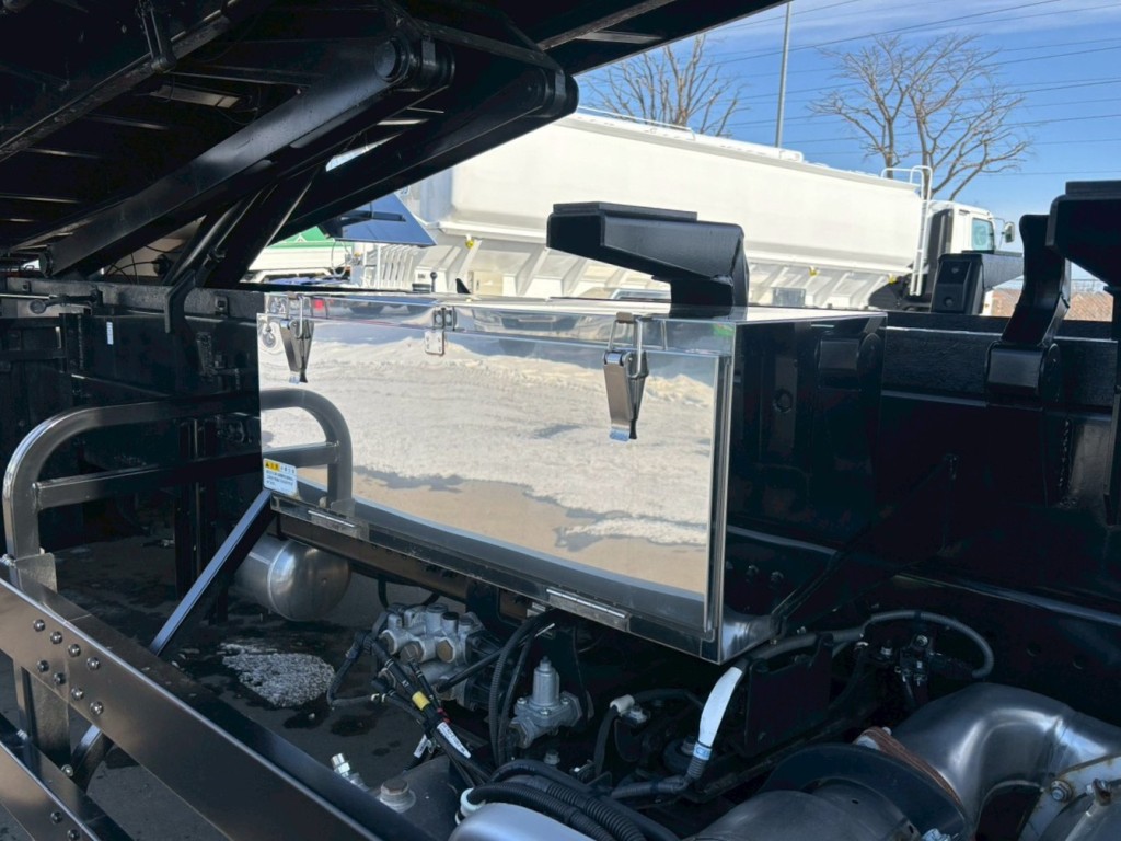 運転席側に工具箱が付いています。|日野 プロフィア 2DG-FS1AHEの写真23