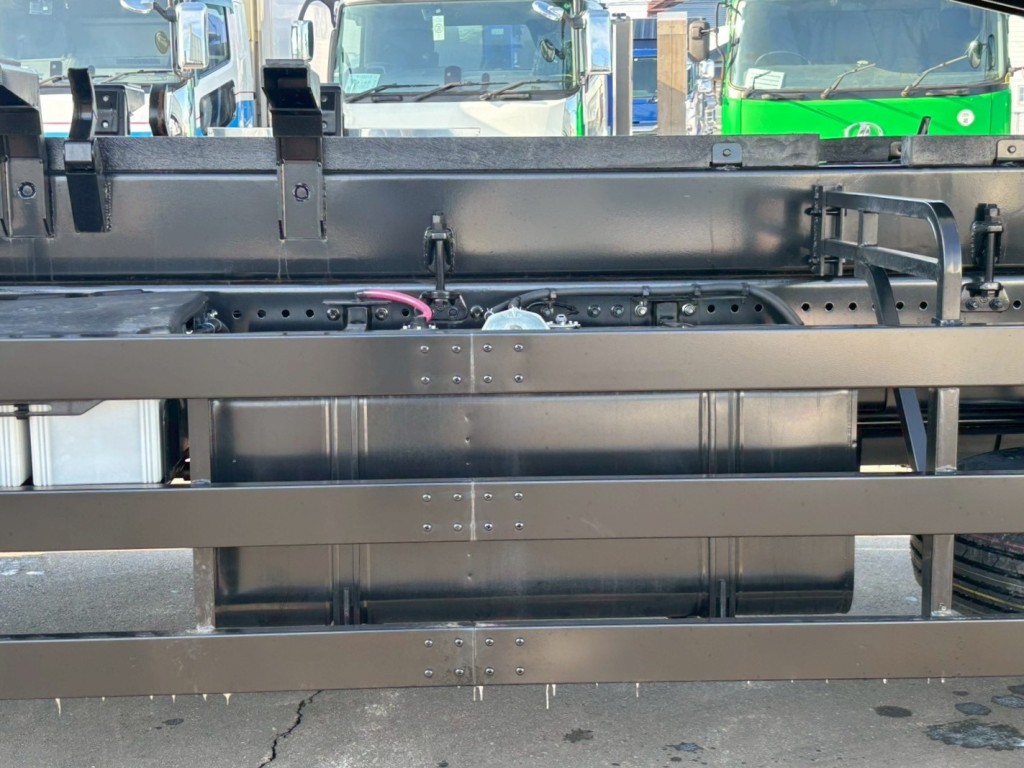 燃料タンクは300Lです。|日野 プロフィア 2DG-FS1AHEの写真25