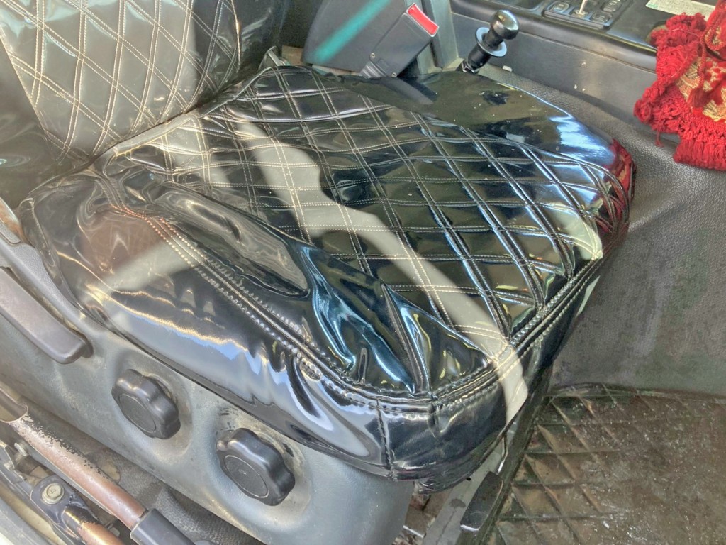 運転席座面にヘタリがあります。|三菱 スーパーグレート QKG-FV60VXの写真8