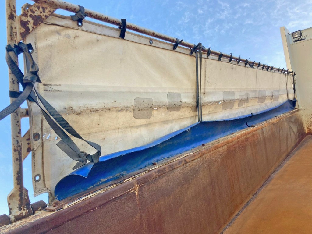 助手席側コボレーンシートの所々に破れ・パッチ当てがあります。|三菱 スーパーグレート QKG-FV60VXの写真12