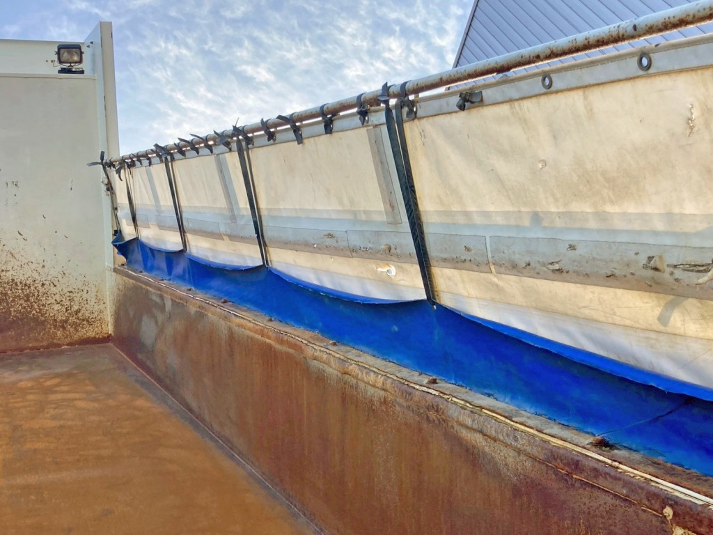 運転席側コボレーンシートの所々に破れ・パッチ当てがあります。|三菱 スーパーグレート QKG-FV60VXの写真13