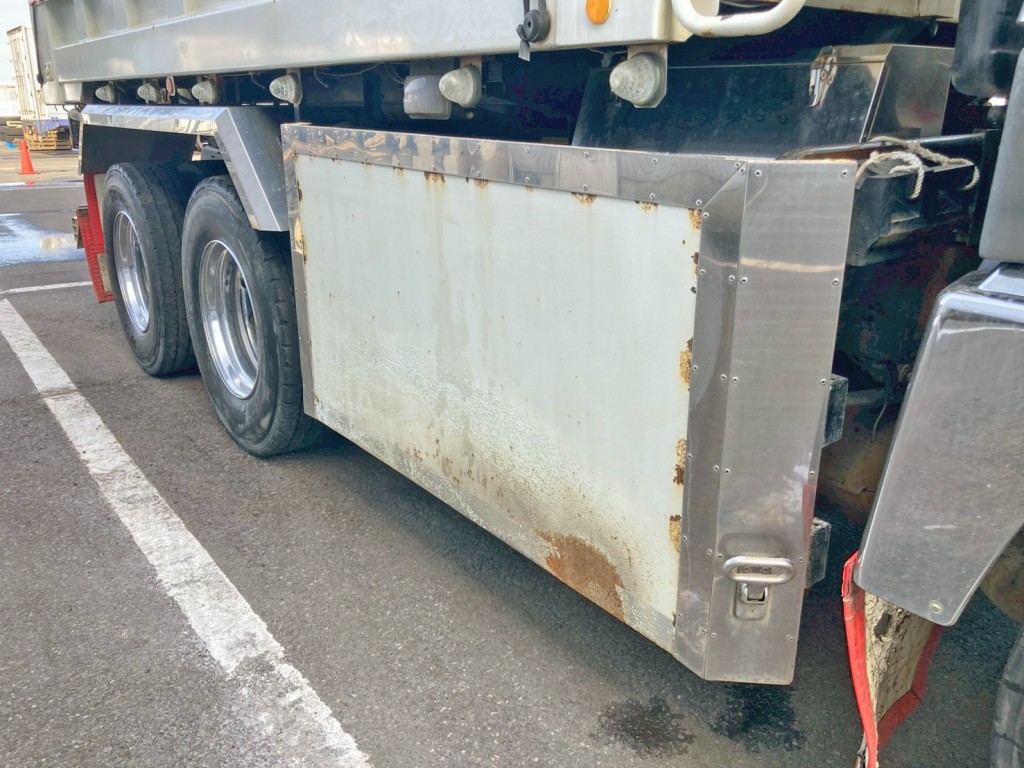 サイドバンパー枠 及び リヤフェンダーはステンレス製です。(サイドバンパーの所々にサビがあります)|三菱 スーパーグレート QKG-FV60VXの写真19