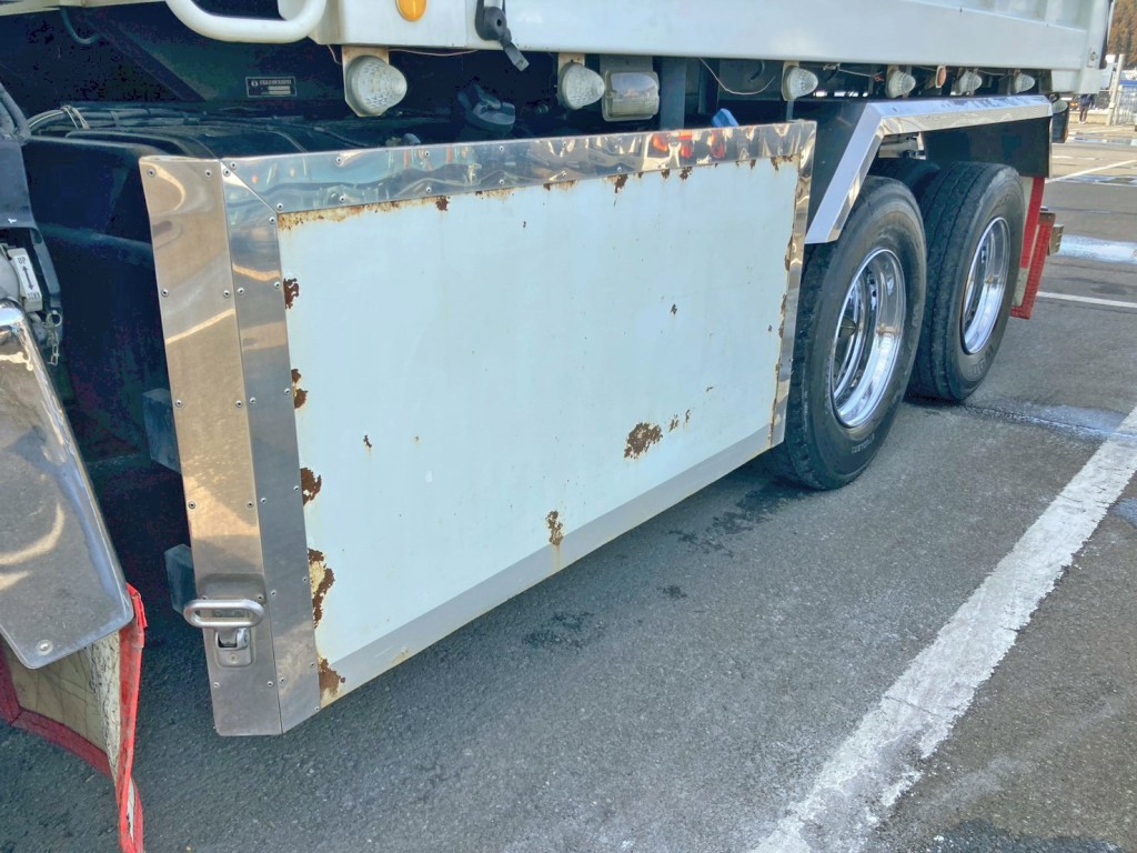 助手席側サイドバンパーの所々にサビがあります。|三菱 スーパーグレート QKG-FV60VXの写真20