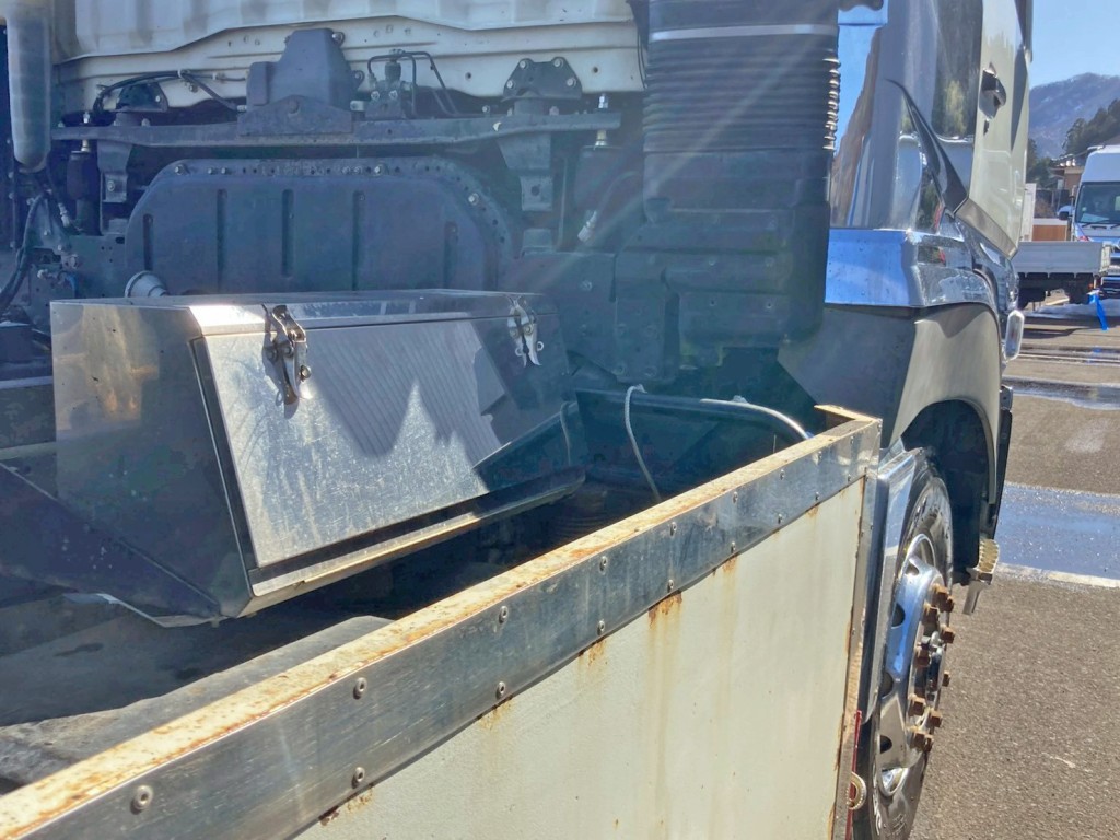 運転席側にステンレス製の工具箱が付いています。|三菱 スーパーグレート QKG-FV60VXの写真24