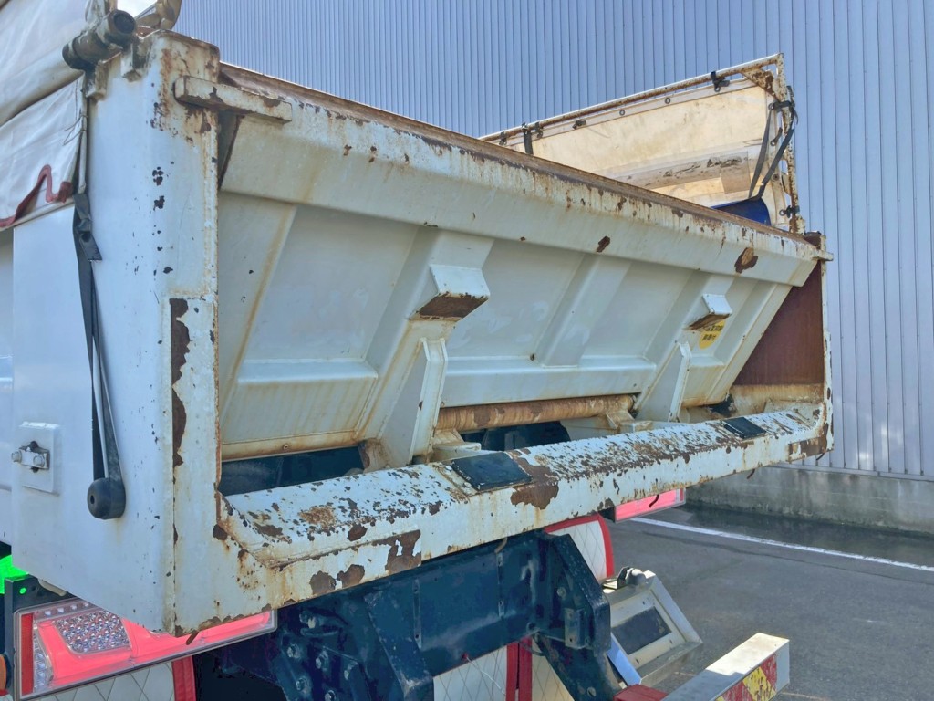 リヤ周りにキズ・サビがあります。(助手席側)|三菱 スーパーグレート QKG-FV60VXの写真28