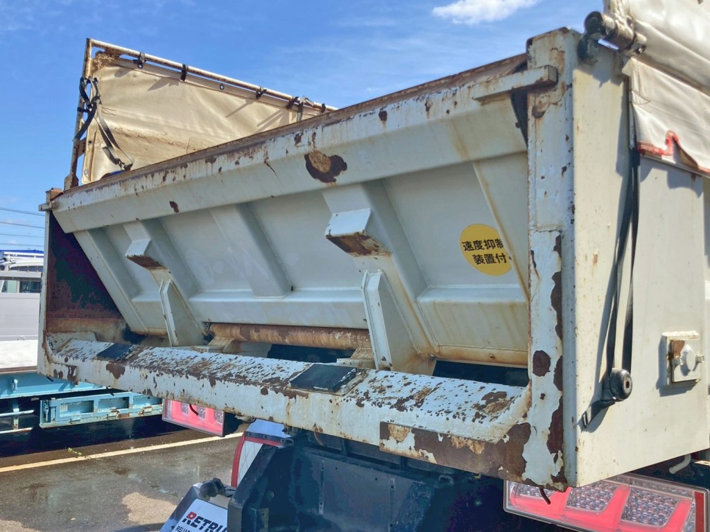 リヤ周りにキズ・サビがあります。(運転席側)|三菱 スーパーグレート QKG-FV60VXの写真29