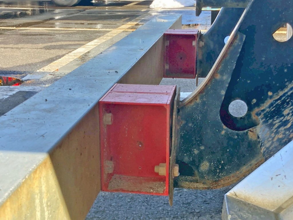 リヤバンパースペーサーは車検非対応です。(運転席側)|三菱 スーパーグレート QKG-FV60VXの写真32