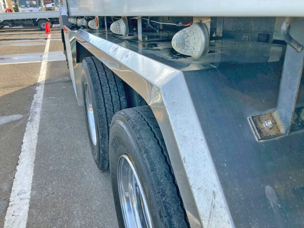 助手席側リヤフェンダー後方に歪みがあります。|三菱 スーパーグレート QKG-FV60VXの写真34