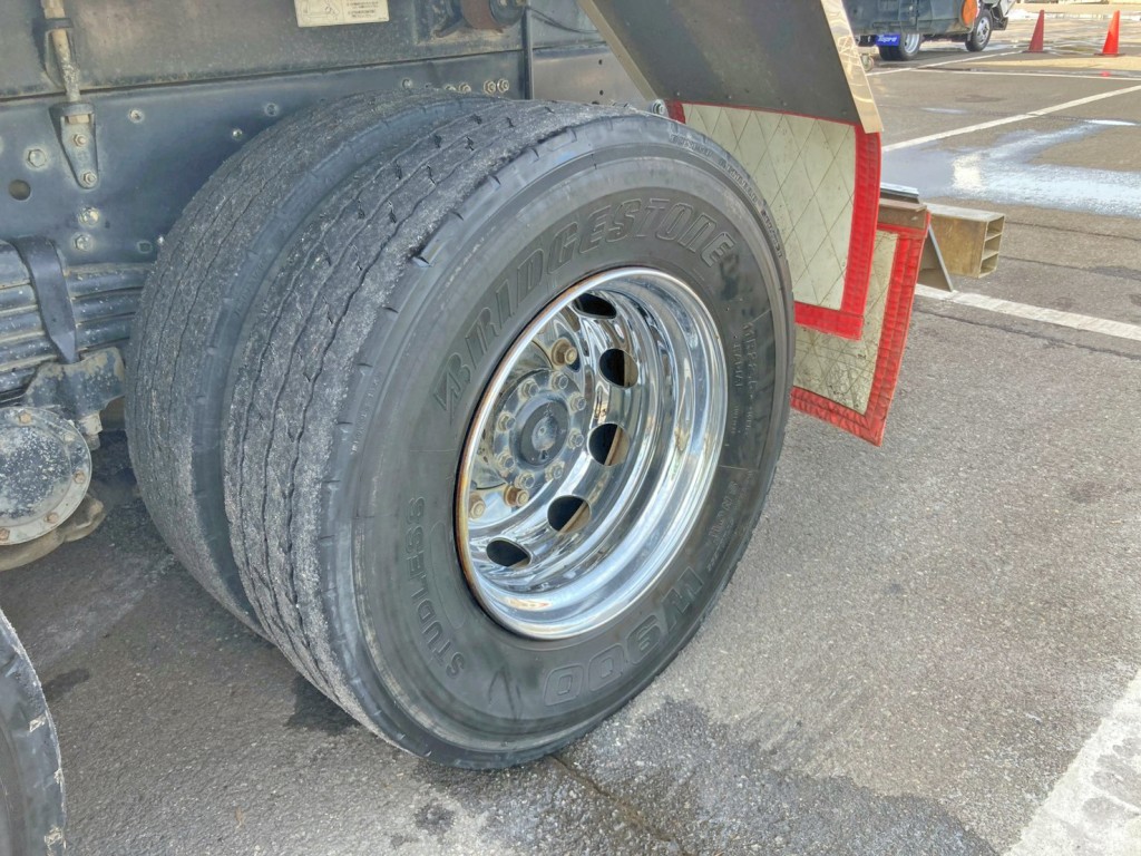 助手席側3軸目外側のタイヤがパンクしています。|三菱 スーパーグレート QKG-FV60VXの写真35