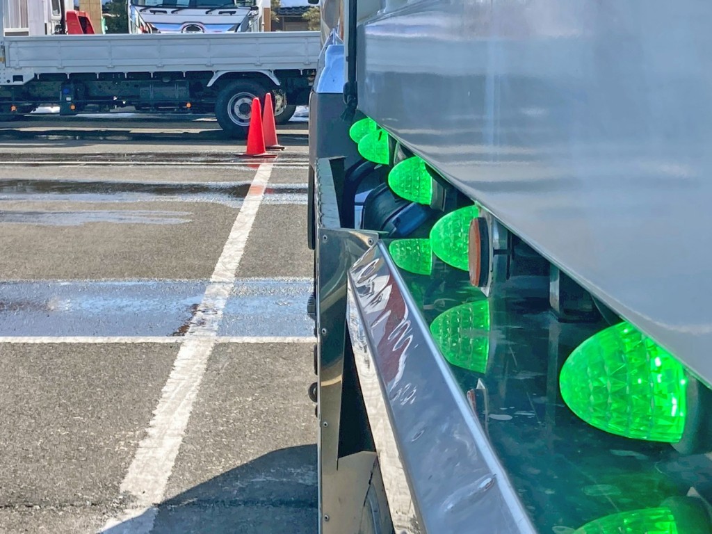 左右サイドバンパー分全幅オーバーしています。(助手席側)|三菱 スーパーグレート QKG-FV60VXの写真36