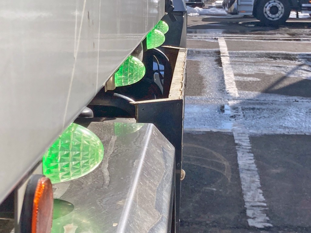 左右サイドバンパー分全幅オーバーしています。(運転席側)|三菱 スーパーグレート QKG-FV60VXの写真37