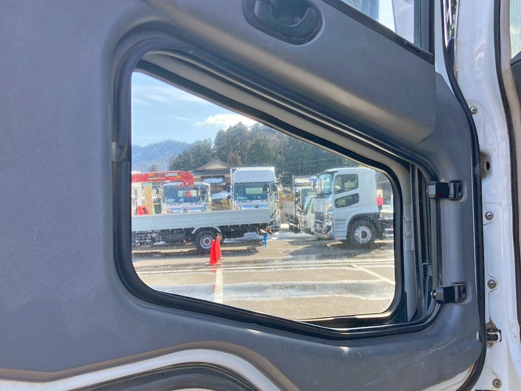 助手席ドアの安全窓が欠品しています。|三菱 スーパーグレート QKG-FV60VXの写真39