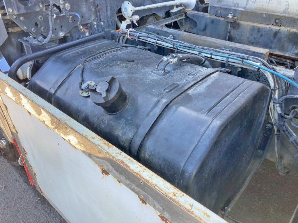 燃料タンクは300Lです。|三菱 スーパーグレート QKG-FV60VXの写真42