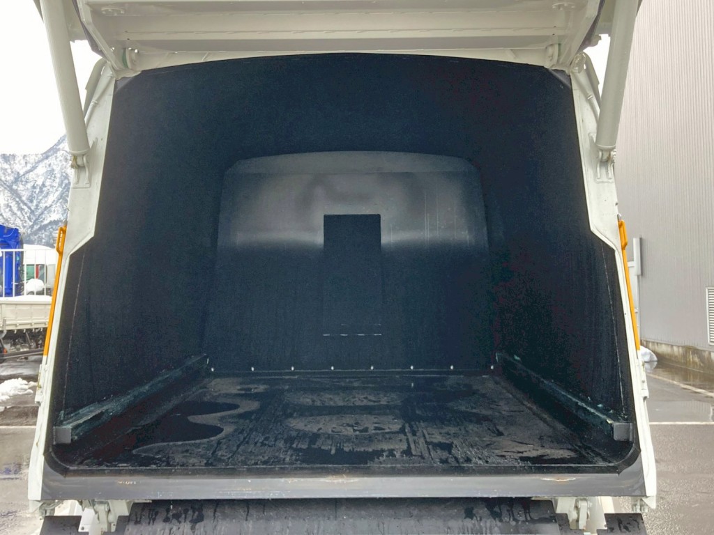 タンク内部の状態です。|日野 デュトロ 2KG-XZU710M(2WD)の写真10