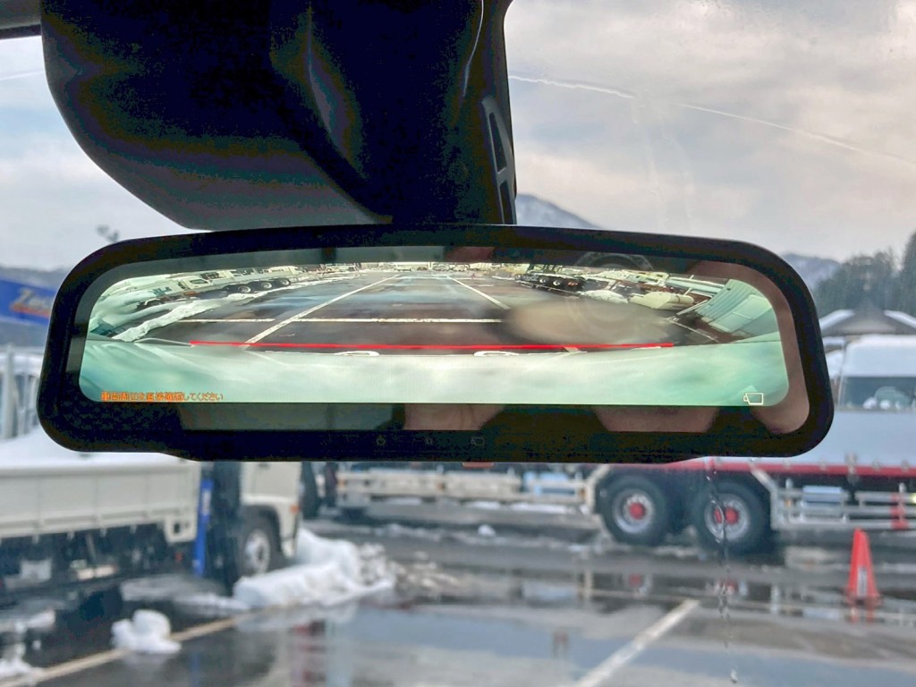 ルームミラーはバックモニターに切り替わります。|日野 デュトロ 2KG-XZU710M(2WD)の写真25