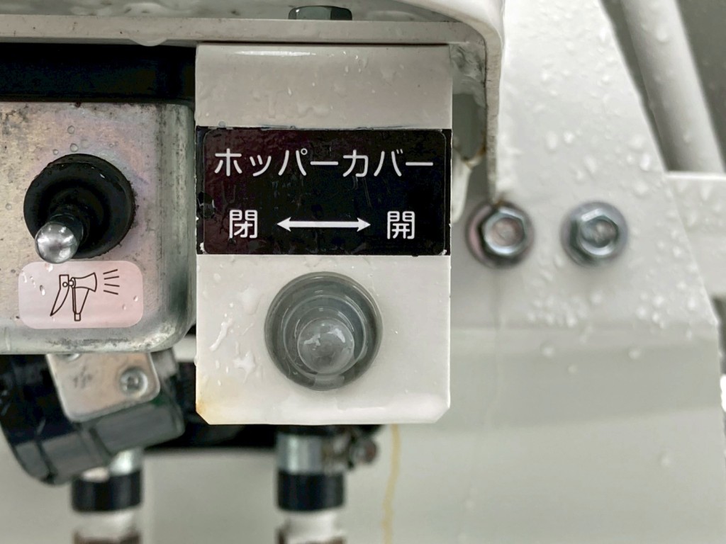 ホッパーカバーの開閉スイッチです。(キャビン内のスイッチONで作動します)|いすゞ フォワード 2PG-FTR90U4の写真18