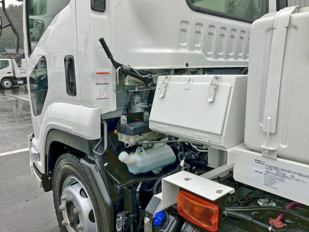 助手席側に工具箱が付いています。|いすゞ フォワード 2PG-FTR90U4の写真19