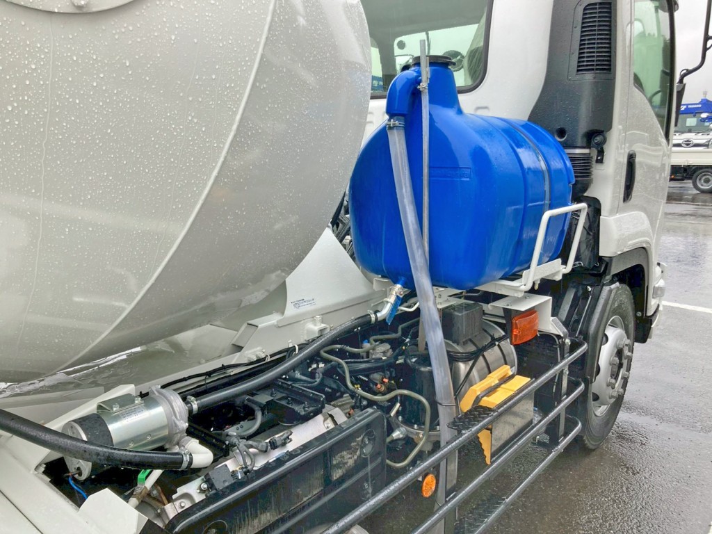 運転席側に水タンクが付いています。|いすゞ フォワード 2PG-FTR90U4の写真20