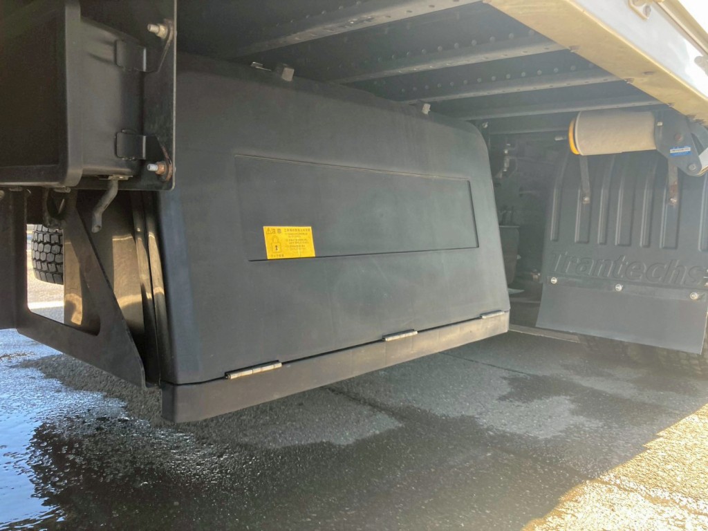 ボディー運転席側後方に工具箱が付いています。|日野 プロフィア 2DG-FW1AHCの写真16