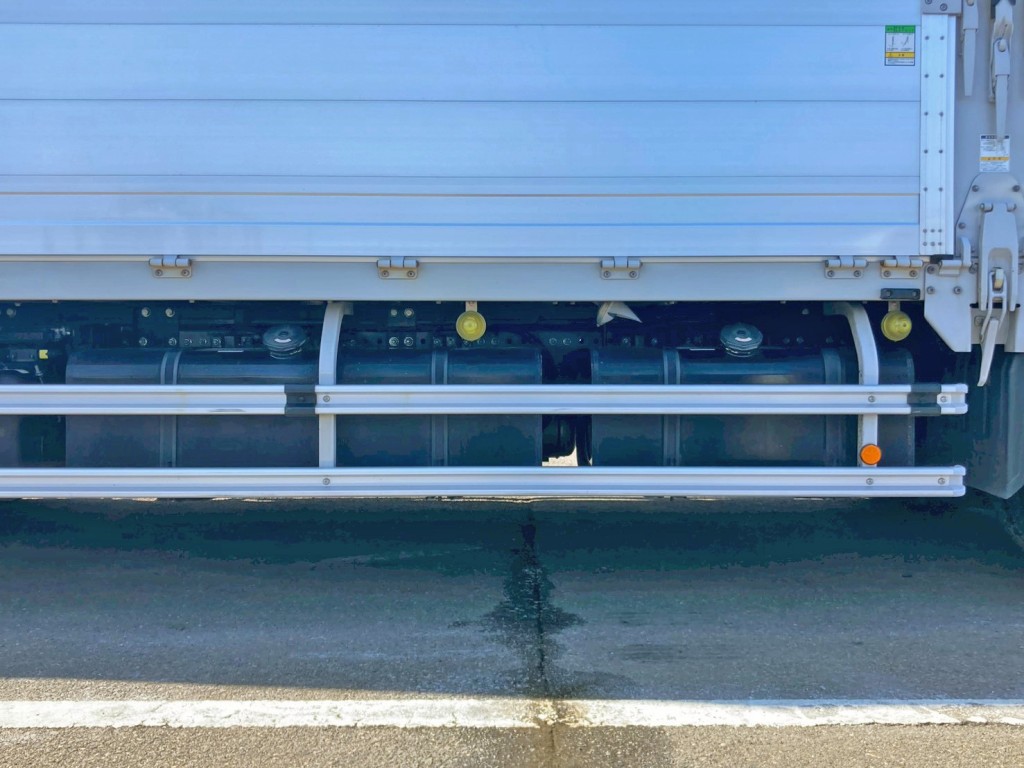 燃料タンクは300Lと200Lが付いています。|日野 プロフィア 2DG-FW1AHCの写真19