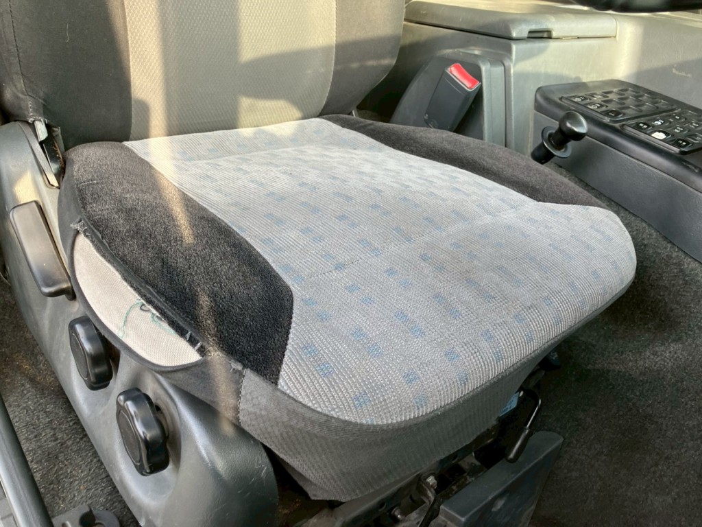 運転席シートにヘタリ・破れがあります。|三菱 スーパーグレート QPG-FP64VDRの写真9