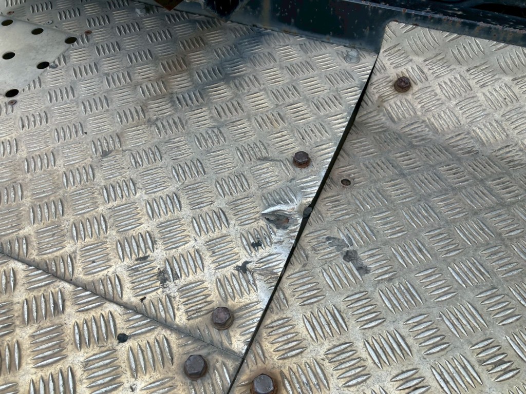 踊り場にキズ・ヘコミがあります。|三菱 スーパーグレート QPG-FP64VDRの写真11