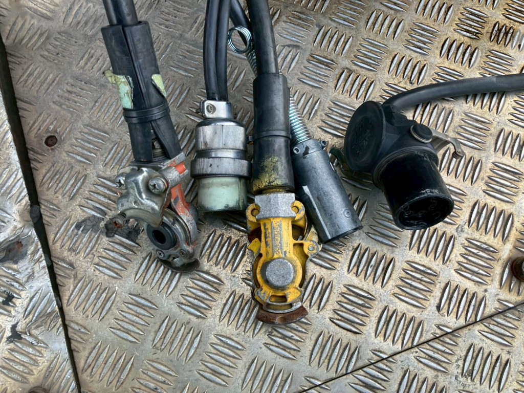 接続コネクター類です。|三菱 スーパーグレート QPG-FP64VDRの写真12