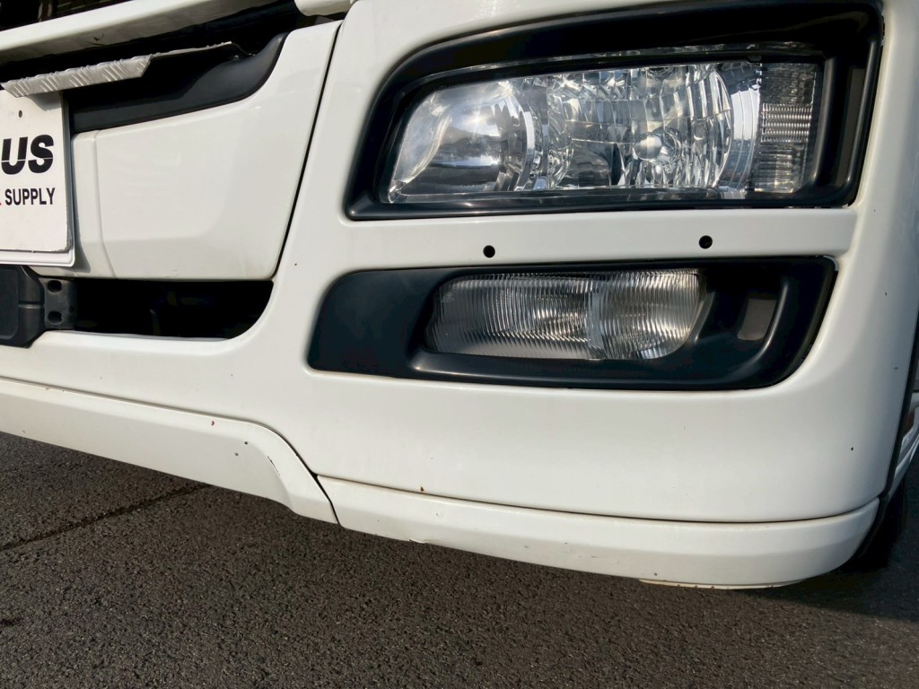 フロントバンパーにキズ・サビ・ヘコミがあります。|三菱 スーパーグレート QPG-FP64VDRの写真18