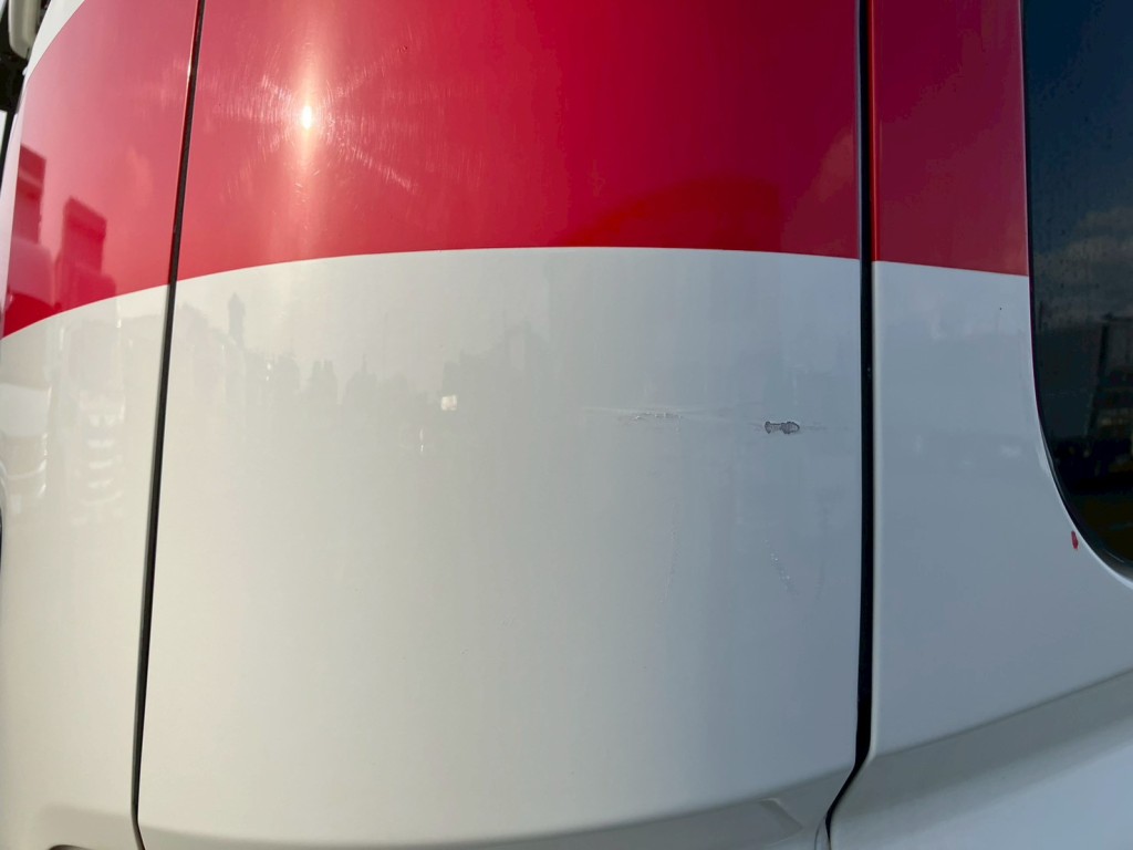 助手席側コーナーパネルにキズがあります。|三菱 スーパーグレート QPG-FP64VDRの写真19