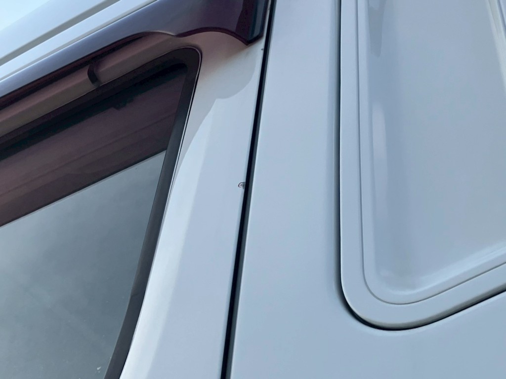 助手席側ドアにキズがあります。|三菱 スーパーグレート QPG-FP64VDRの写真22