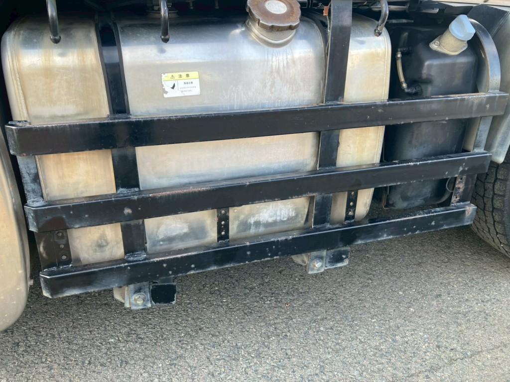 助手席側サイドバンパーにキズ・サビがあります。|三菱 スーパーグレート QPG-FP64VDRの写真23