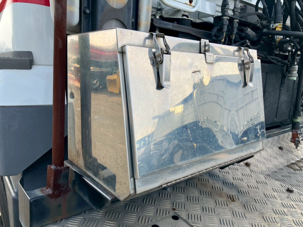 工具箱にヘコミがあります。|三菱 スーパーグレート QPG-FP64VDRの写真24