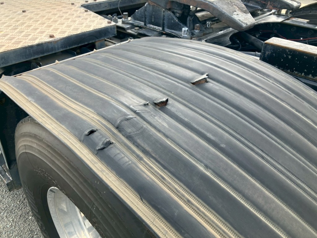 助手席側リアフェンダーに穴があります。|三菱 スーパーグレート QPG-FP64VDRの写真25